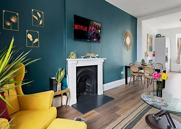 Modern 1 Bed Apartment, Sea Views, Free Parking, Wifi, Netflix